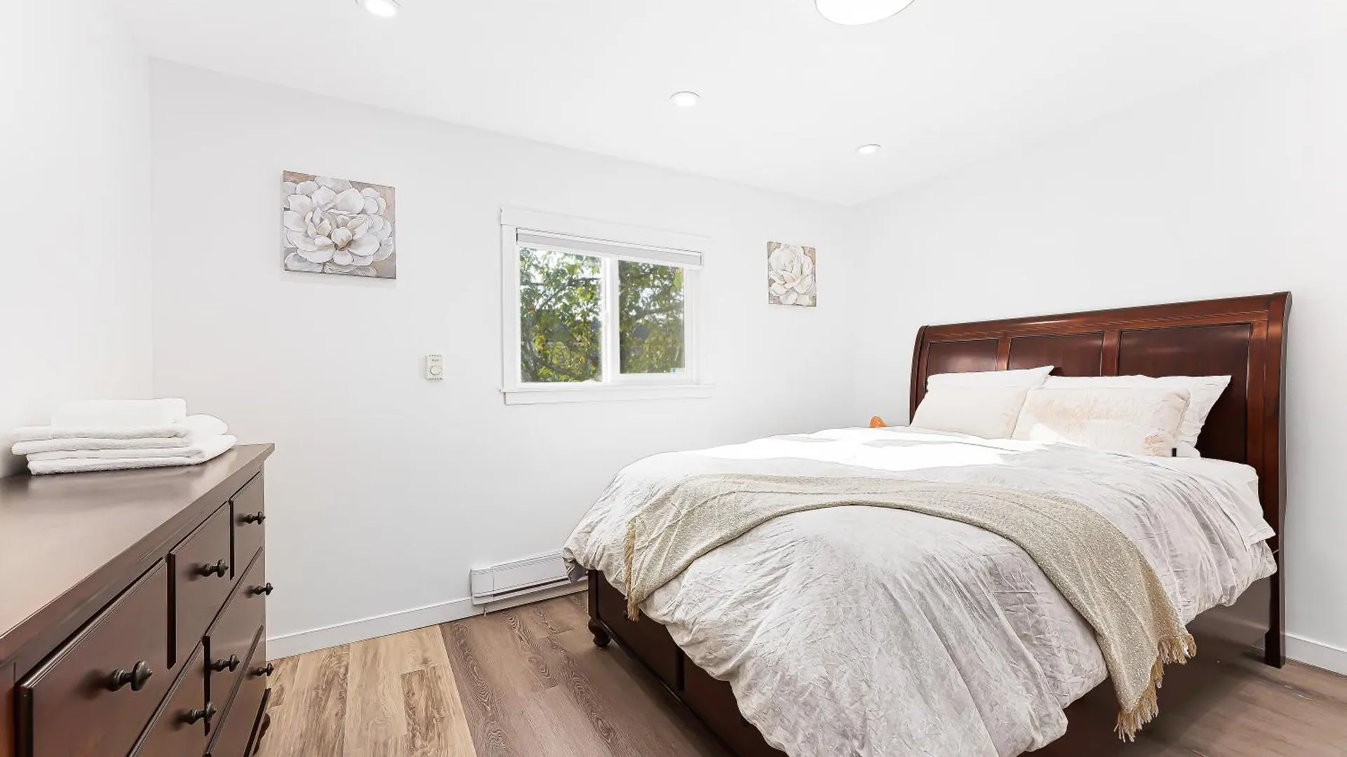 Urban Oasis Modern 2Br By Trendy Commercial Drive Vancouver Canada
