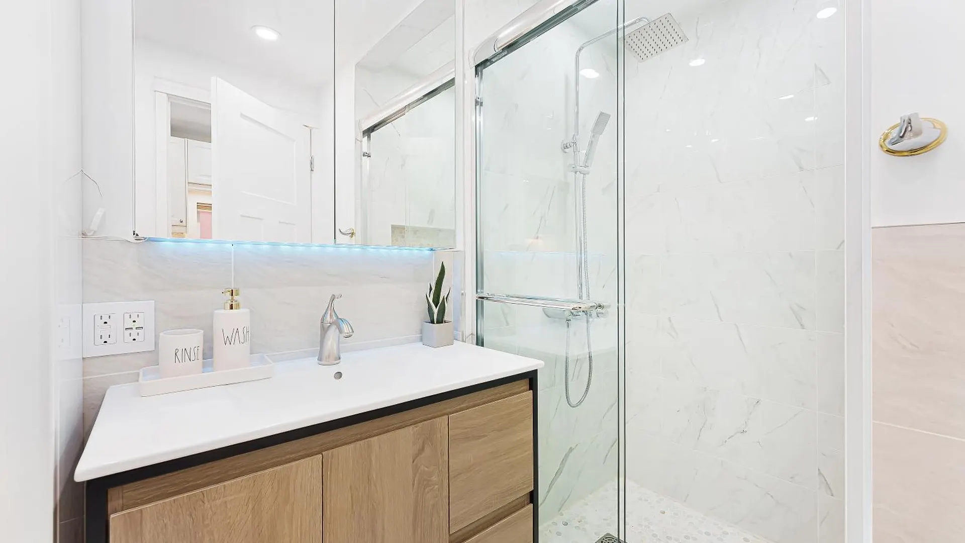 Urban Oasis Modern 2Br By Trendy Commercial Drive Vancouver Canada